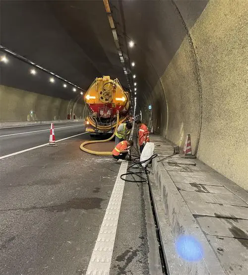 长汀隧道排水渠清淤